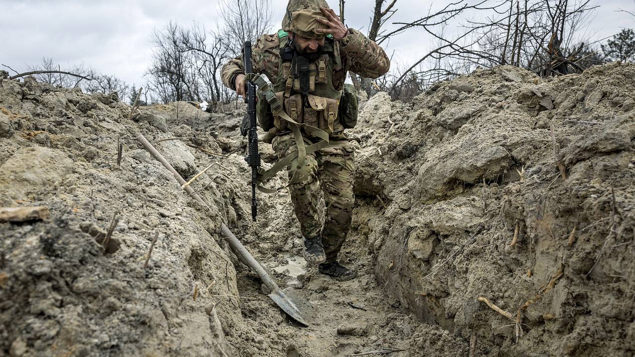 Минобороны заявило о бегстве украинских военных из-под Артемовска. Что известно о боях за последний путь снабжения ВСУ?