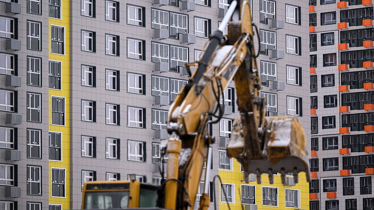 Россияне почти перестали покупать жилье. Ждать ли снижения цен на квартиры?