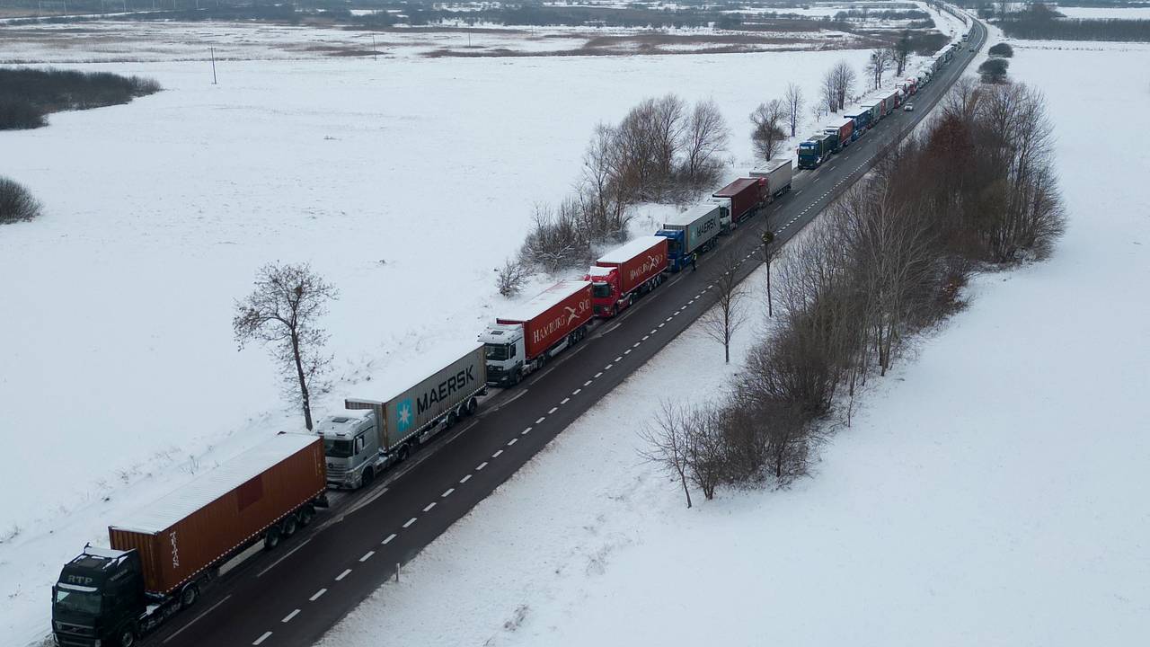 В Польше раскрыли ввоз на Украину предметов роскоши под видом военных грузов