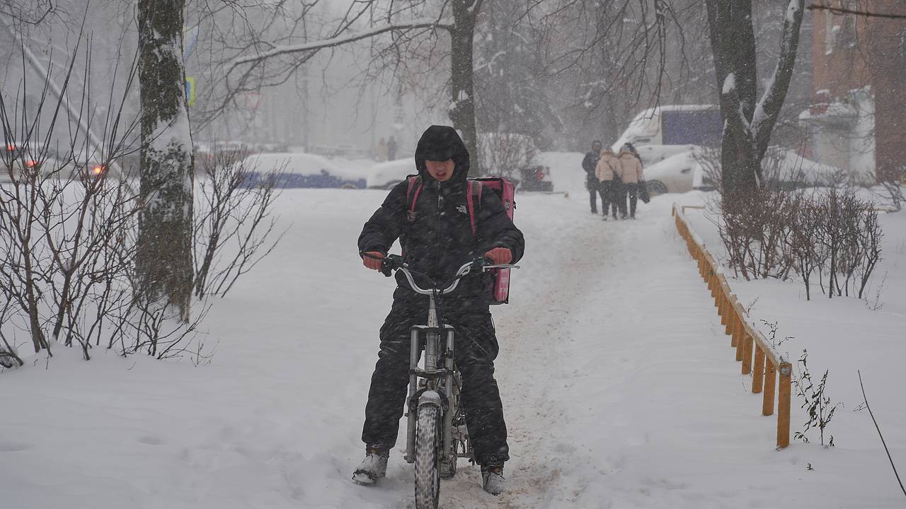 Москва столкнулась с нехваткой курьеров во время снегопадов