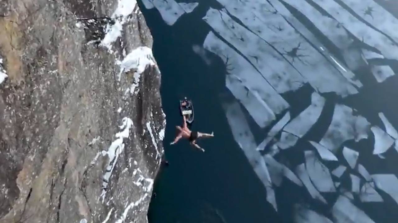 «Последний викинг» прыгнул в ледяную воду с 40-метровой скалы и побил рекорд