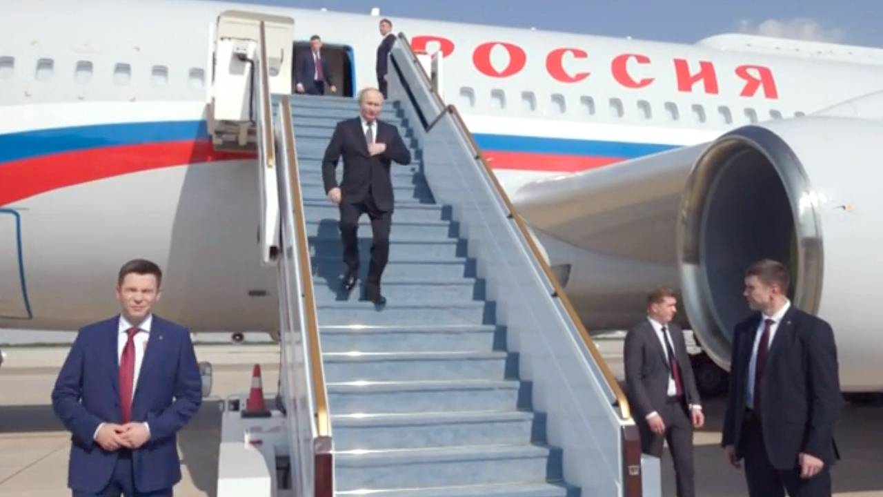 В сети появились кадры церемонии встречи Путина в Абу-Даби