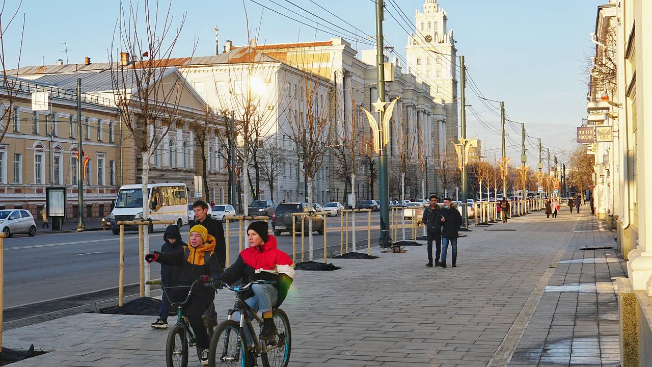 Жители российского города окрестили памятник Петру модной урной