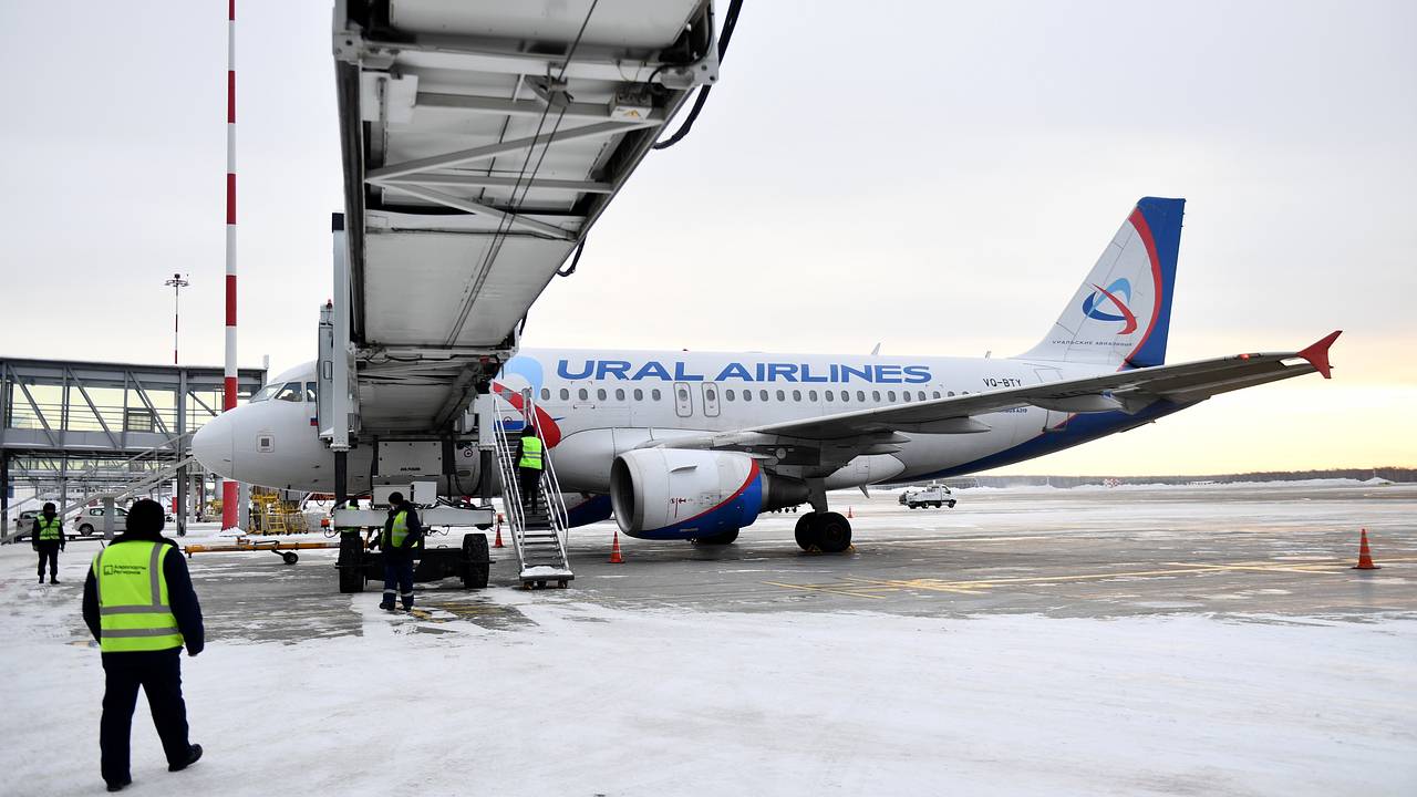 Российский самолет с пассажирами застрял в аэропорту из-за аномального холода