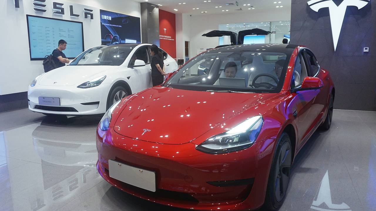 Автомобили Tesla научились самостоятельно звонить в полицию