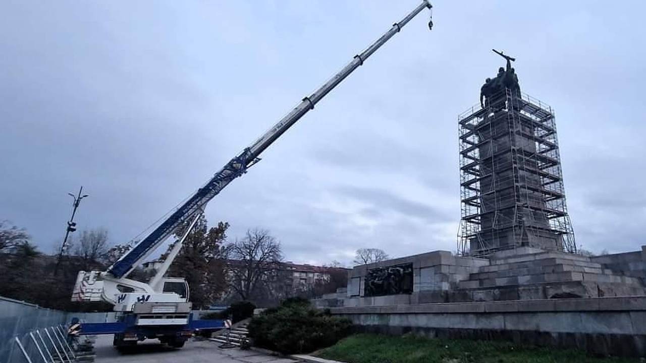 Демонтаж в Болгарии памятника советским воинам назвали варварством