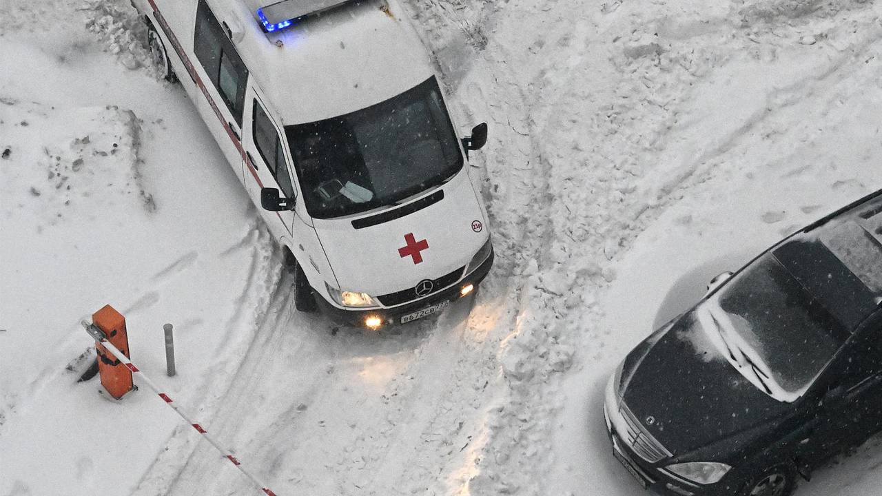 Школьник примерз к памятнику в российском городе