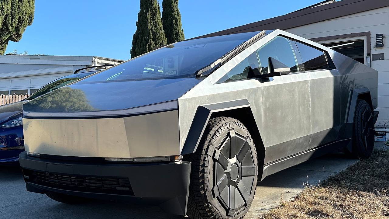 Tesla пригрозила засудить владельцев Cybertruck