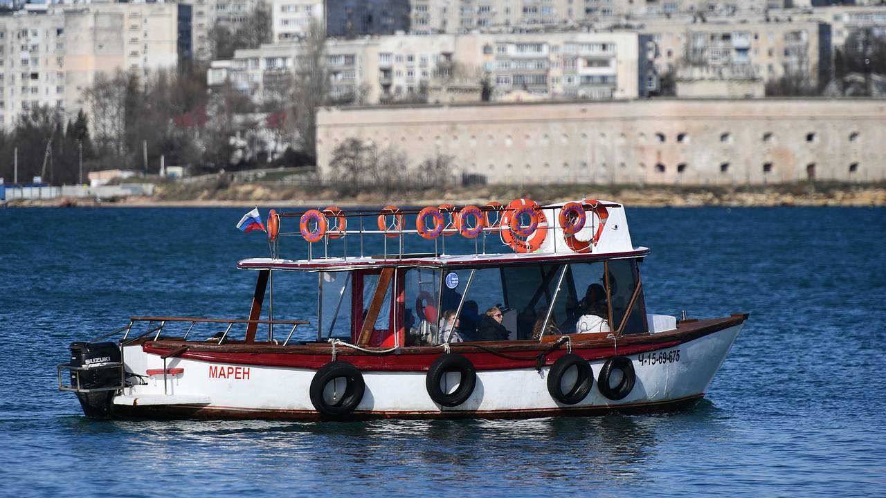 В Севастополе приостановили движение морского транспорта