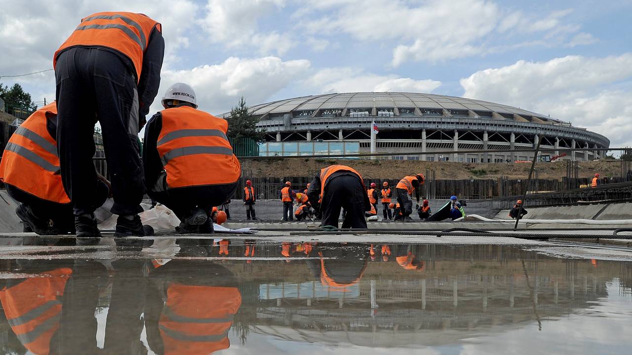 В «Лужниках» рабочие рухнули в строящийся бассейн