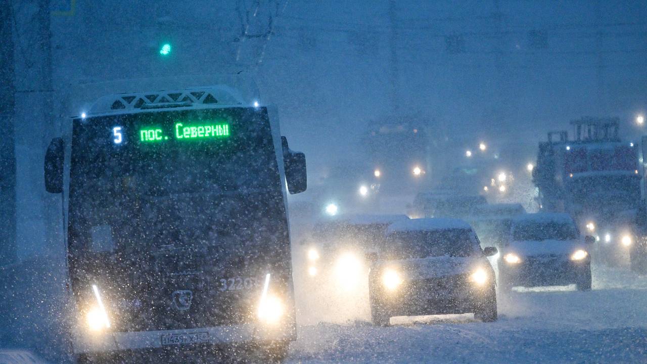 В России из-за снега начали падать крыши