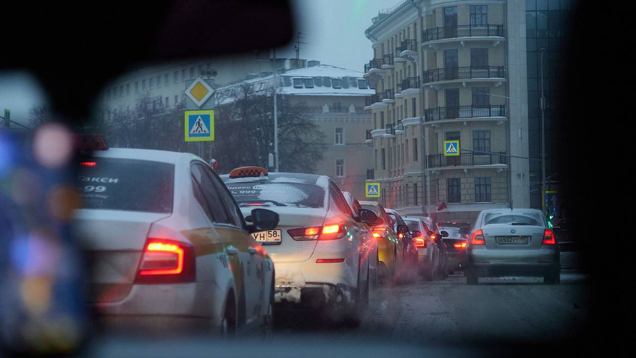 Автомобилистов Москвы предупредили об опасности на дорогах