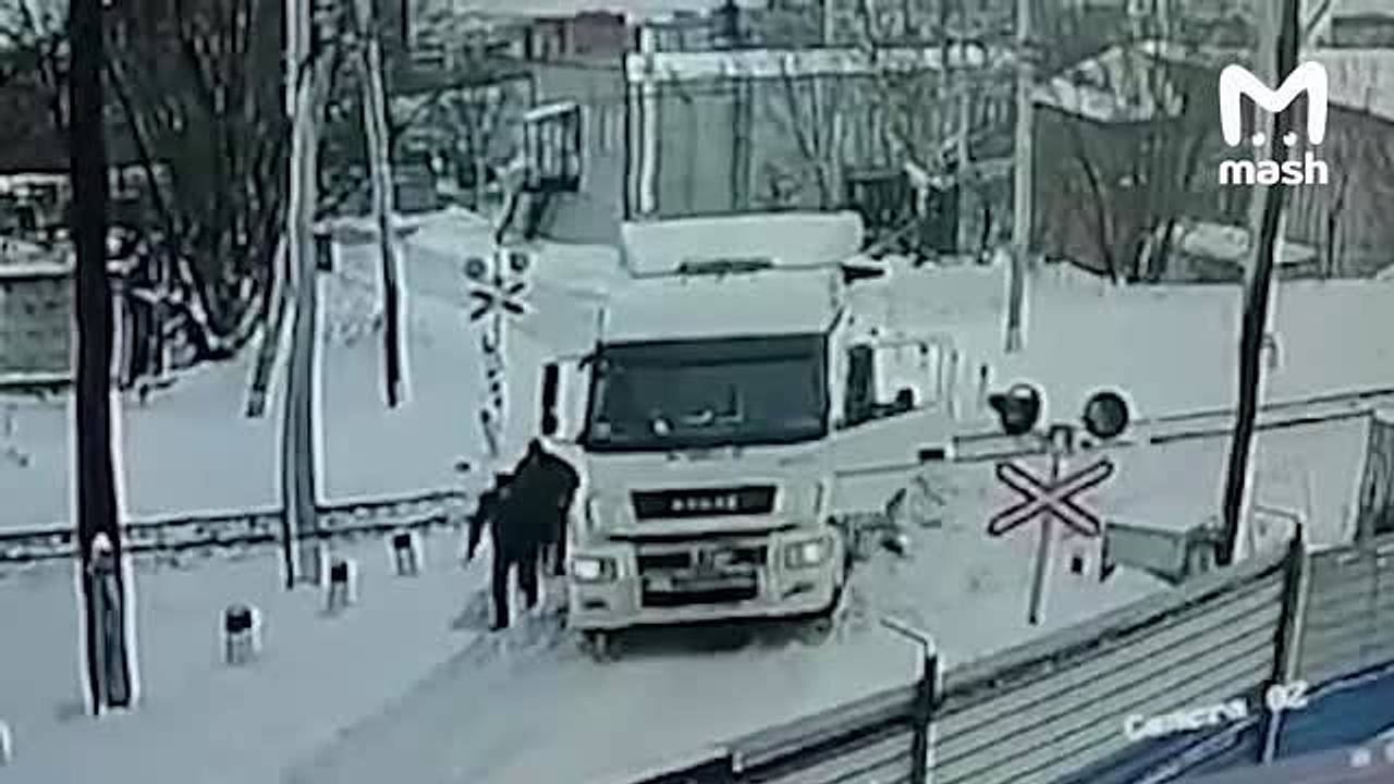 В Подмосковье поезд снес на переезде фуру и попал на видео