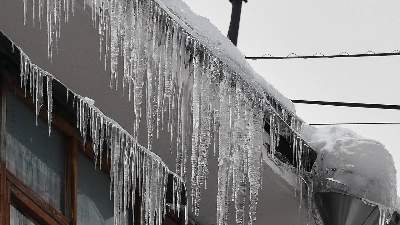 Глыба льда в Петербурге рухнула на коляску с ребенком