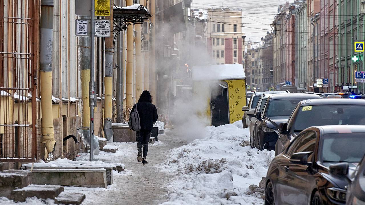 Глыба льда упала на коляску с ребенком в Петербурге. Это не первый случай, по одному из них возбуждено дело