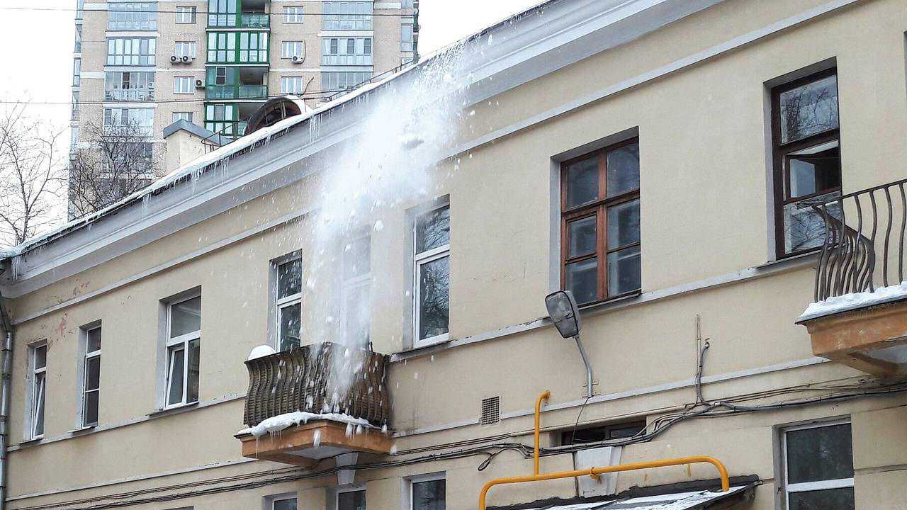 Глыба льда рухнула на двух женщин в центре Москвы