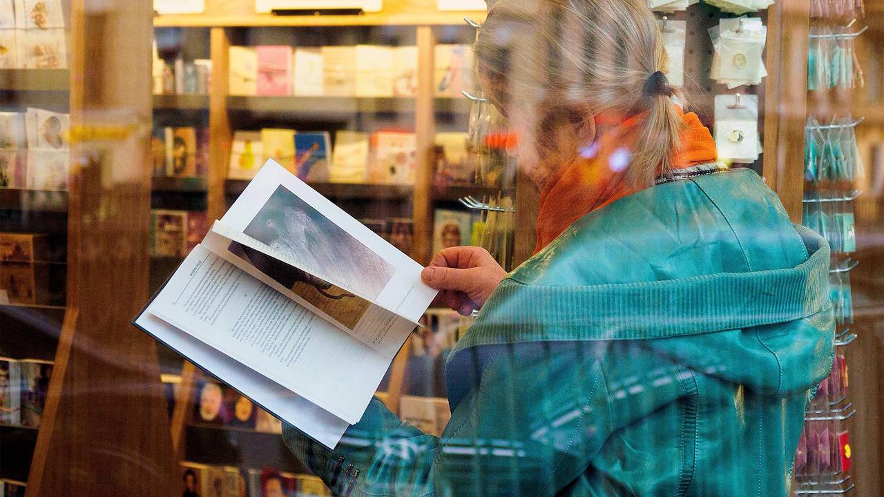 С витрины книжного магазина в Петербурге попросили снять надпись «мир»