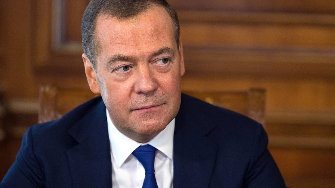 Медведев назвал филькиной грамотой гарантии безопасности для Украины