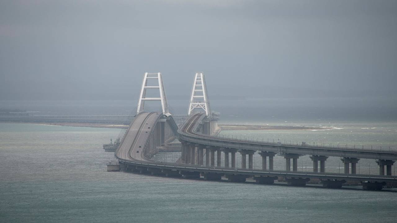 Крымский мост перекрыли для автомобилей