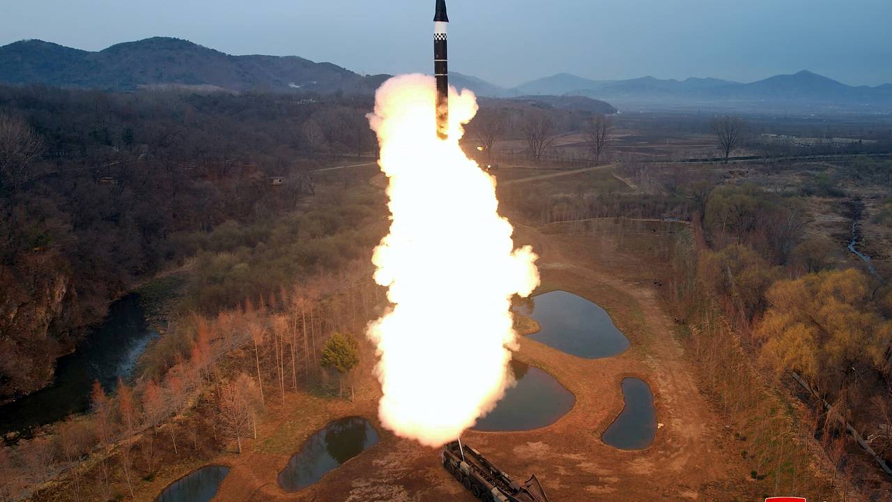 Северная Корея запустила ракету в сторону Японского моря
