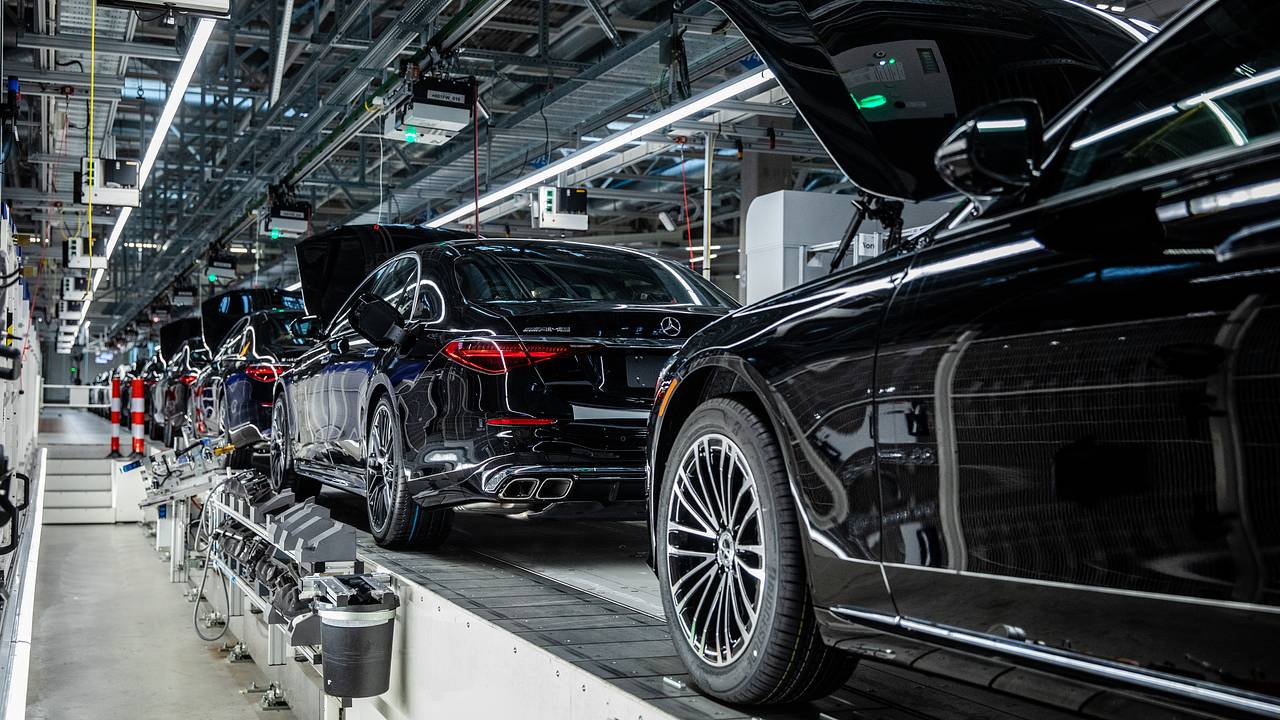 Mercedes-Benz нашел способ делать больше деталей из переработанных материалов