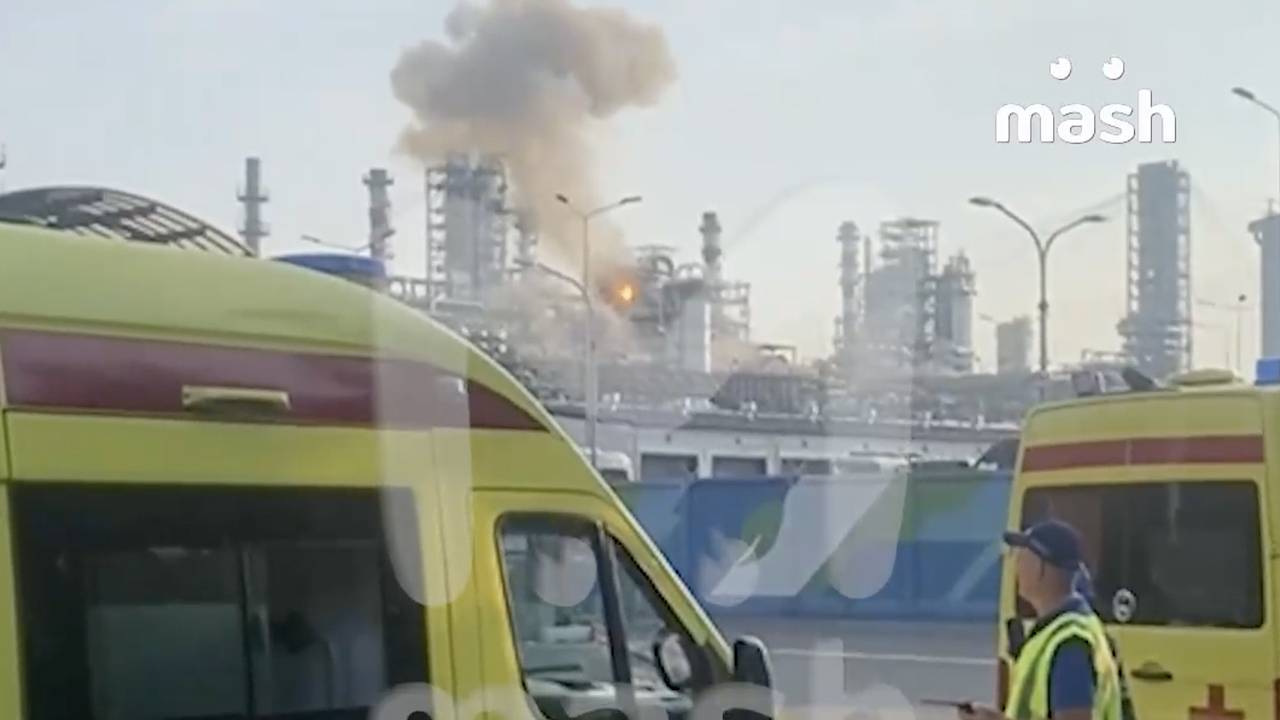 Опубликованы кадры возгорания на МНПЗ в Капотне после удара беспилотника