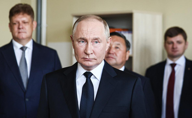Путин вышел к жителям Кызыла, собравшимся в центре города