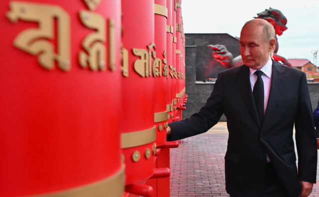 Путин посетил крупнейший в России буддийский монастырь. Видео