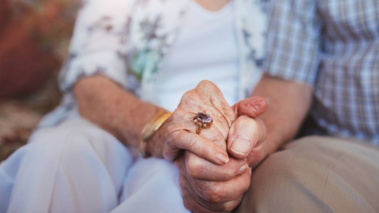 Желающей вернуться к изменявшему ей бывшему мужу 63-летней женщине дали совет