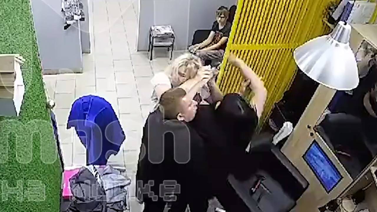 Россиянка ударила ножницами в голову парикмахера после стрижки и попала на видео