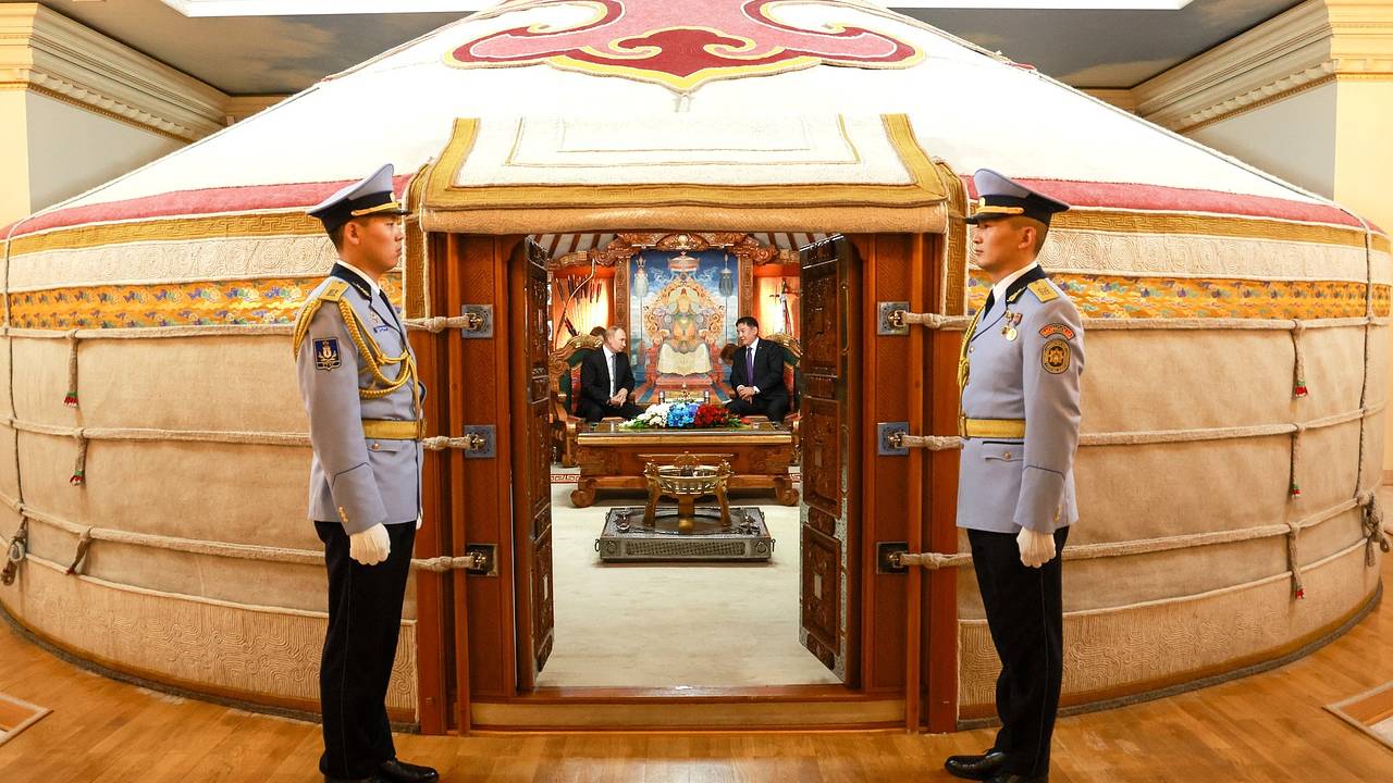 Путина накормили супом из лобстера во время приема в Монголии