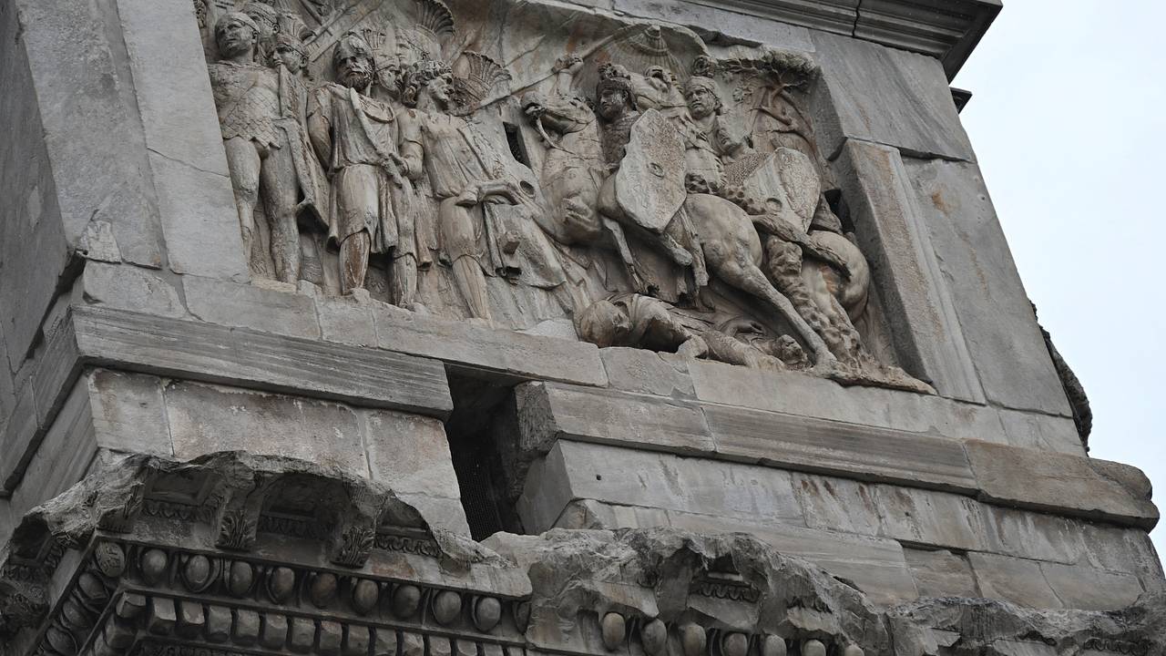 Молния ударила в арку у Колизея и отколола фрагменты