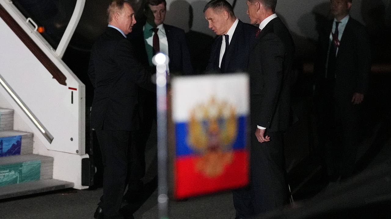 Путин в Приморье осмотрел с катера участок для новой верфи