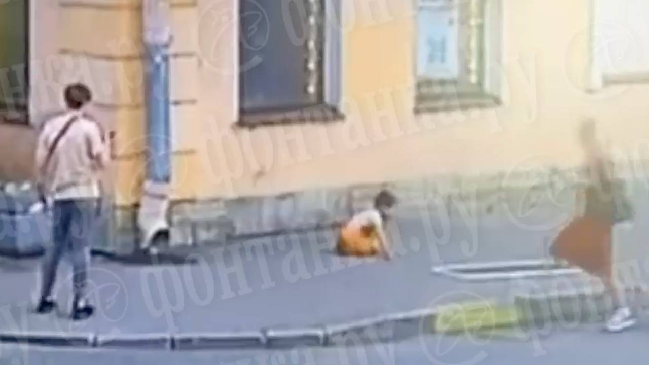 Ребенок выпал из окна под ноги росиянам и попал на видео