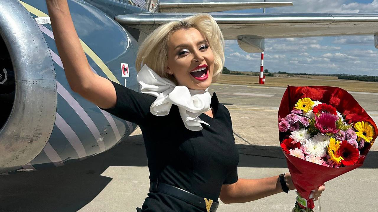 Стюардесса сделала фото у самолета в униформе и взбудоражила иностранцев