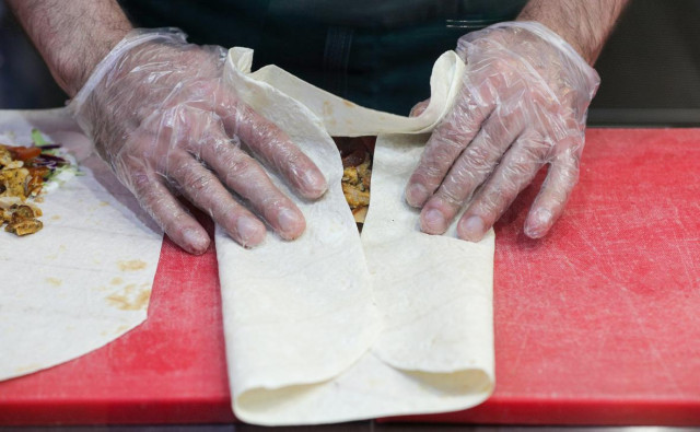 Источником отравления 29 человек в Москве власти назвали шаурму