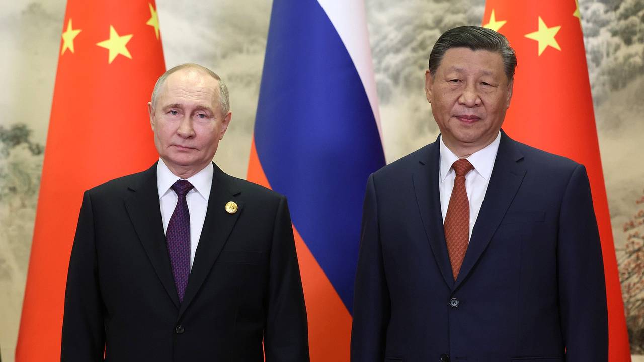 Путин передал привет Си Цзиньпину на ВЭФ