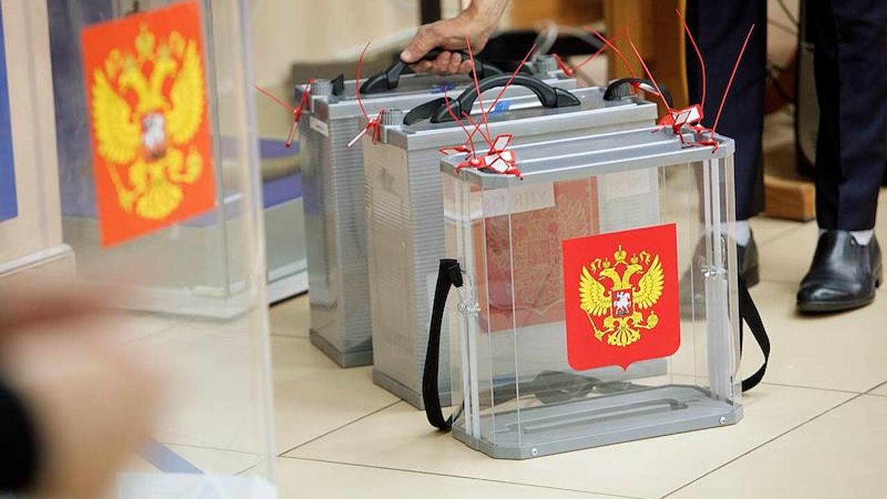 В России открылись первые участки на трехдневных выборах