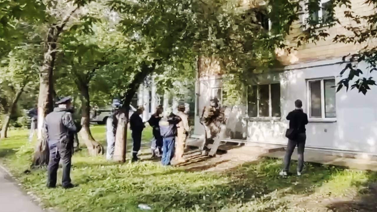 Штурм квартиры стрелявшего с балкона россиянина попал на видео