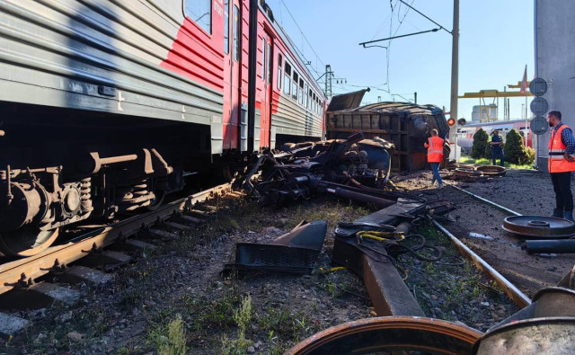 РЖД назвали причину столкновения электрички с грузовиком в Петербурге