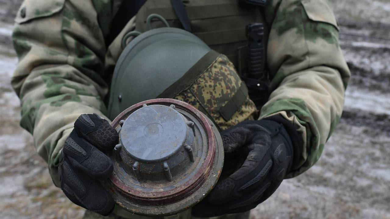 Трое бойцов ВС России подорвались на мине под Угледаром