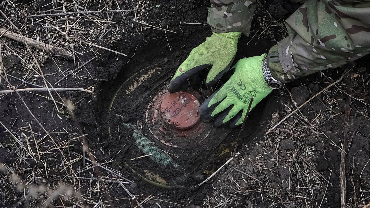 ВСУ дистанционно заминировали поселок в Курской области поставленными Западом минами