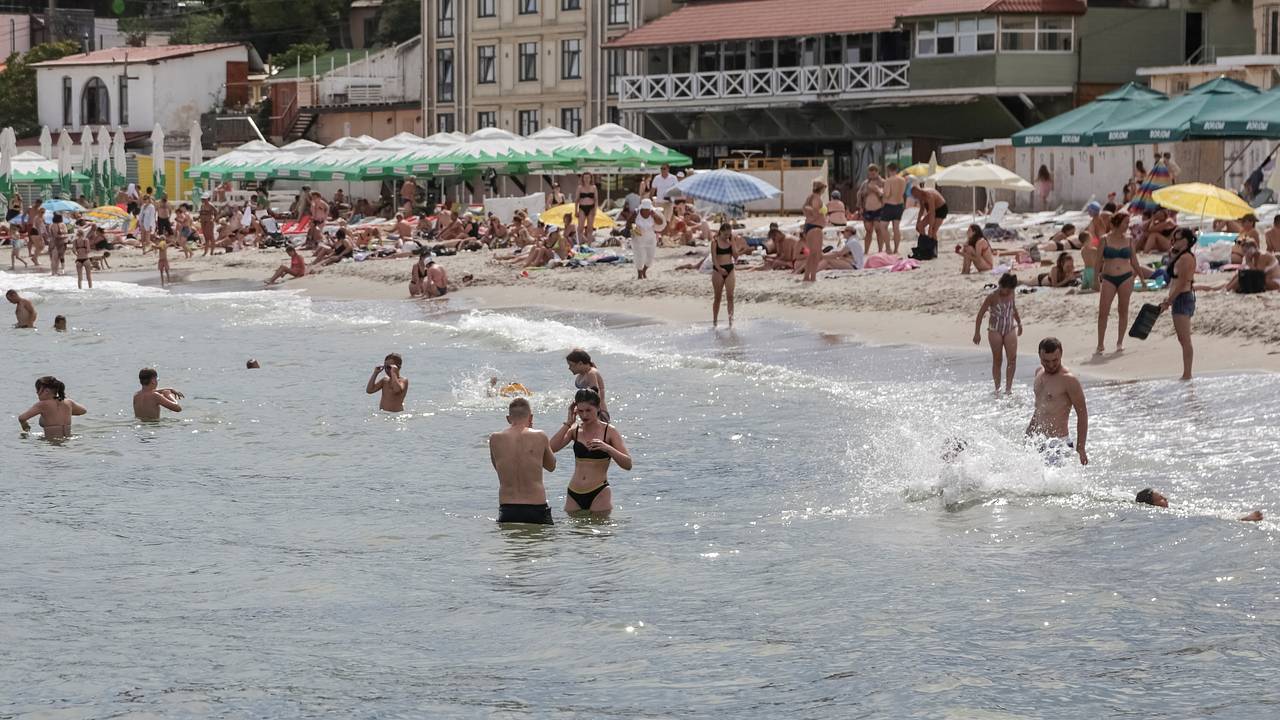 На российском курорте туристы достали из моря мину и попали на видео