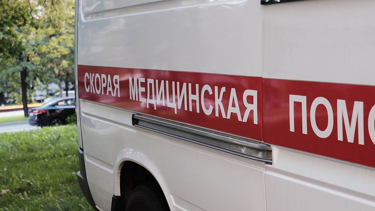 Медикам пришлось эвакуировать из квартиры почти 200-килограммового москвича