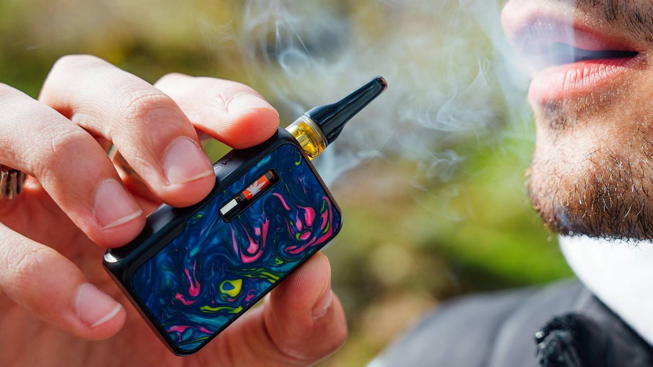 Россиян захотели начать штрафовать за курение вейпов в общественных местах