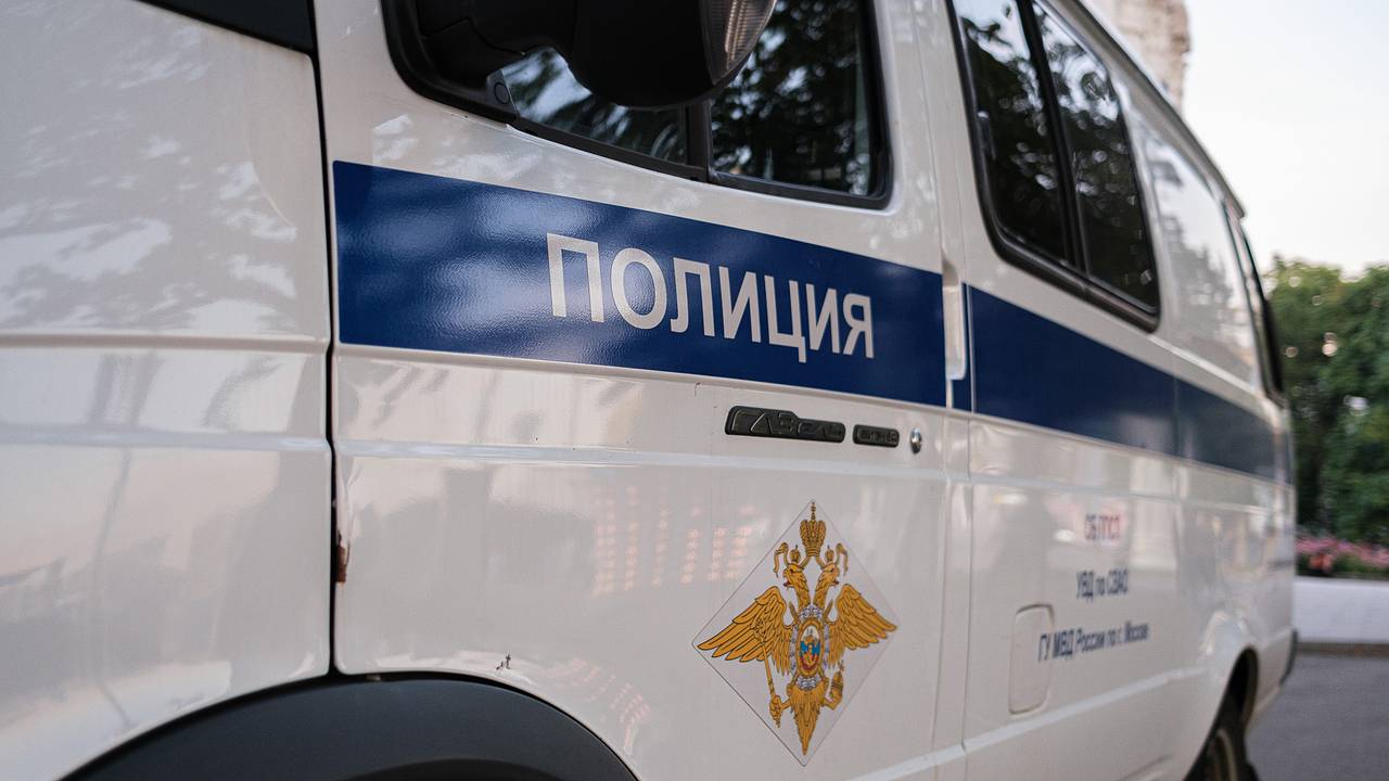 Толпа мужчин пришла к захватившим квартиру жены участника СВО мигрантам и попала на видео