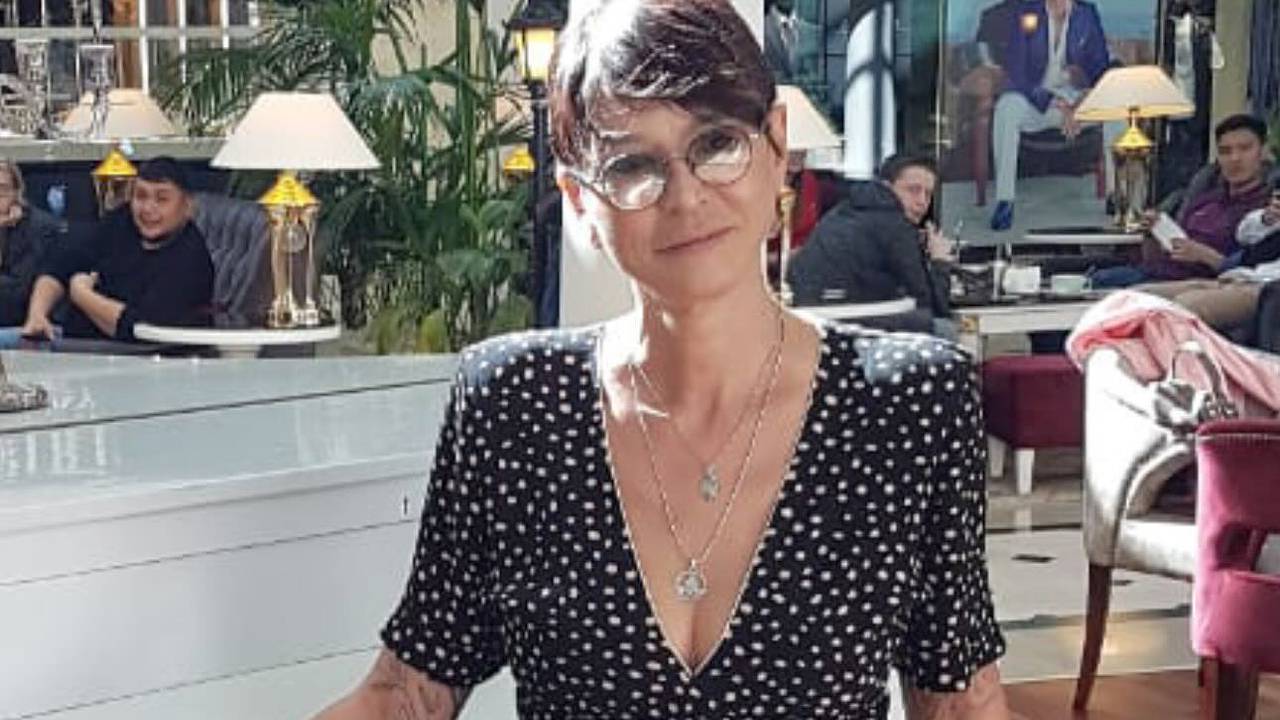69-летняя Ирина Хакамада прогулялась в платье с откровенным декольте