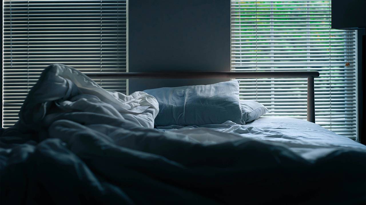 Сон в освещенной комнате оказался опасен для здоровья мозга