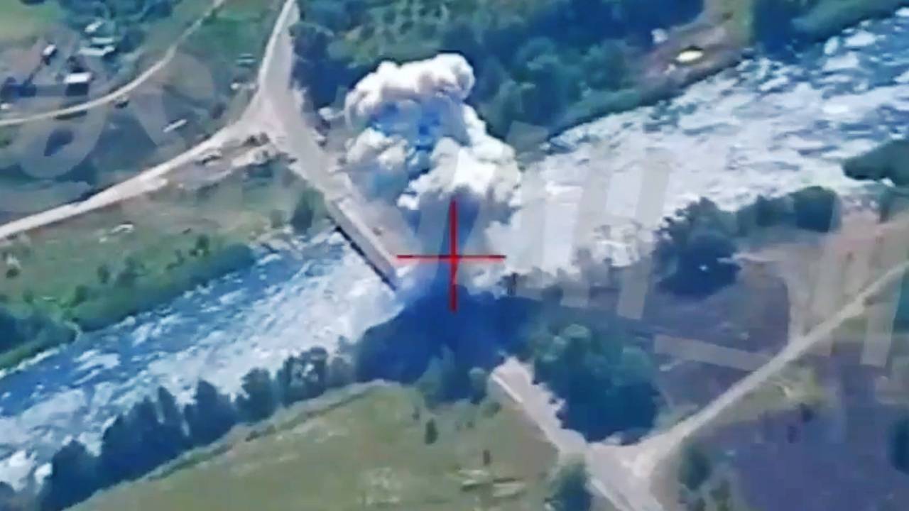 Российские бойцы сняли на видео прилет сброшенной на них авиабомбы в Курской области