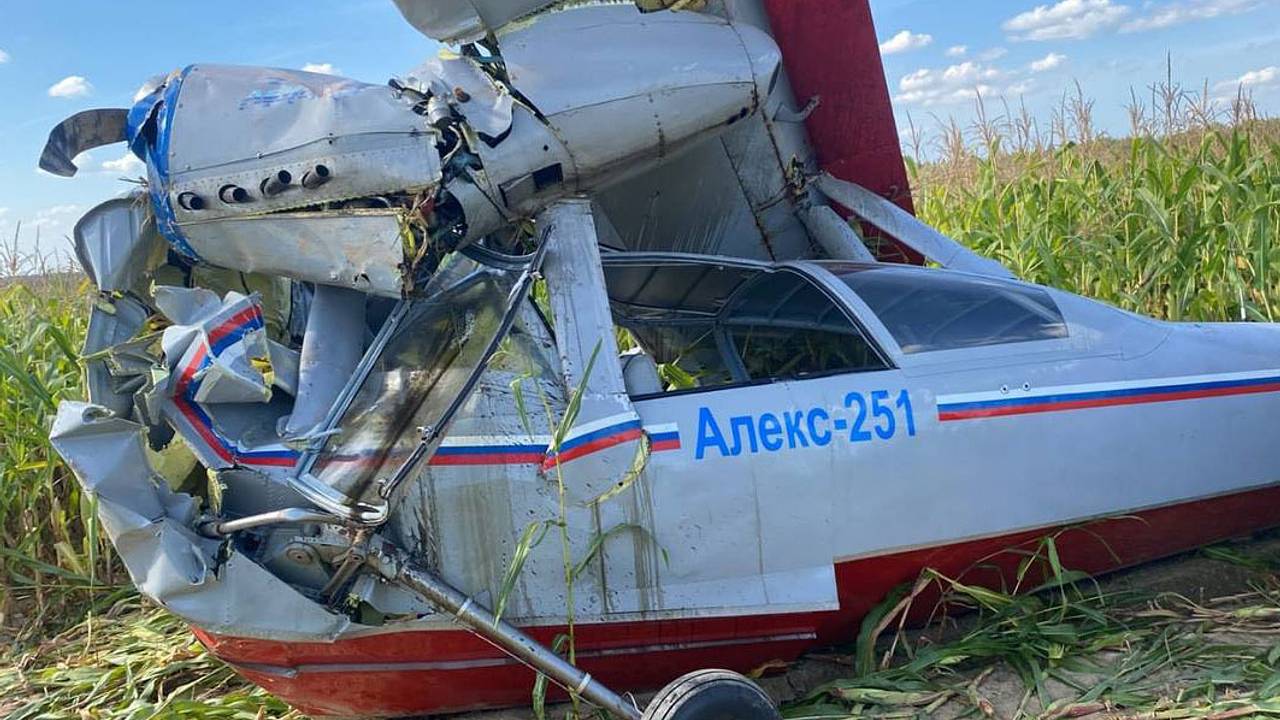 В авиакатастрофе уникального самолета под Москвой погибли его создатель и летчик, уволенный за трюк. Что о них известно?